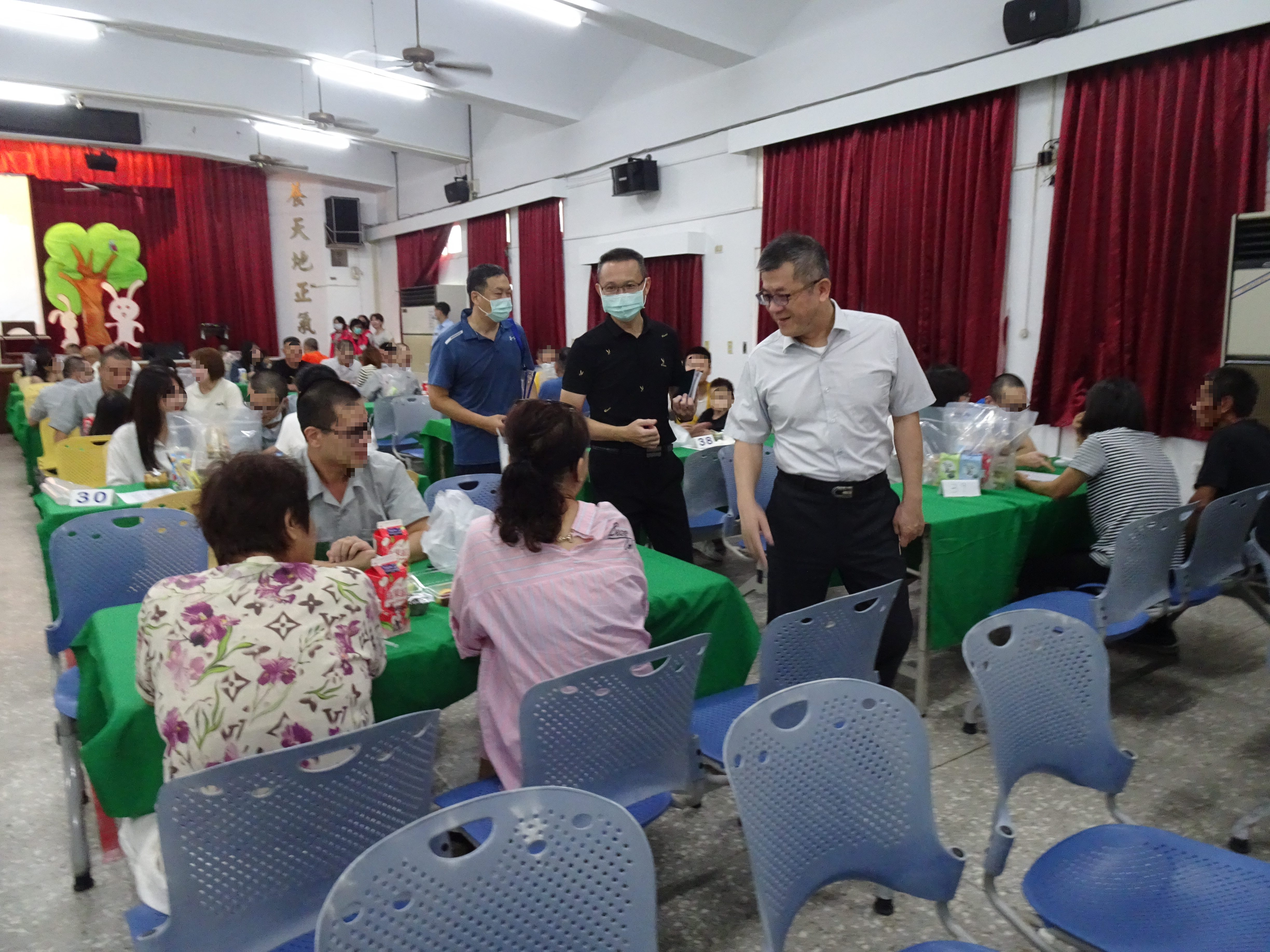 所長逐桌關懷收容人及其家屬共享佳節喜悅。
